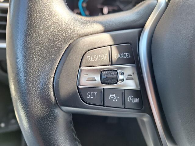 BMW 3-SERIE Touring 330e Sportline Plug In Hybrid PHEV | Trekhaak af Fabriek | Adaptive Cruise Control | 360 Camera |Head Up | Sportstoelen Verwarmd | Carplay | Keyless | Virtual | BLIS | Navi Full Map |