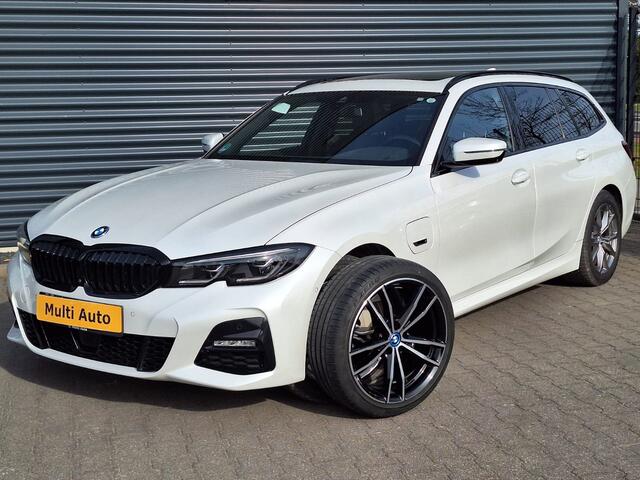 BMW 3-SERIE Touring 330e M Sport Plug In Hybrid PHEV | Panodak | Adaptive Cruise | Trekhaak af Fabriek | Head Up | Harman Kardon | Spraakbediening | Carplay | Sportstoelen |