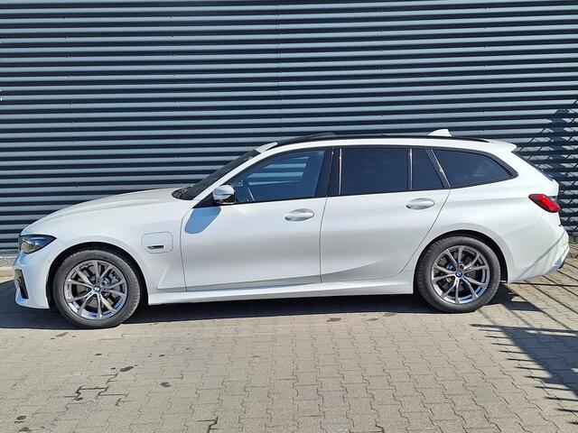BMW 3-SERIE Touring 330e M Sport Plug In Hybrid PHEV | Panodak | Adaptive Cruise | Trekhaak af Fabriek | Head Up | Harman Kardon | Spraakbediening | Carplay | Sportstoelen |