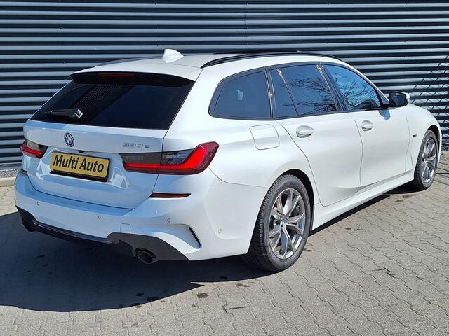 BMW 3-SERIE Touring 330e M Sport Plug In Hybrid PHEV | Panodak | Adaptive Cruise | Trekhaak af Fabriek | Head Up | Harman Kardon | Spraakbediening | Carplay | Sportstoelen |