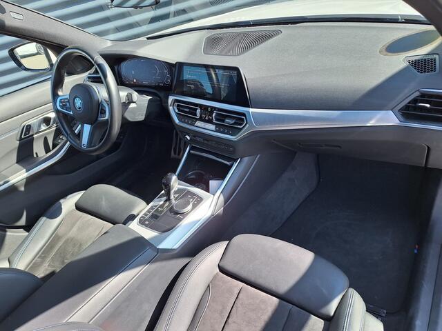 BMW 3-SERIE Touring 330e M Sport Plug In Hybrid PHEV | Panodak | Adaptive Cruise | Trekhaak af Fabriek | Head Up | Harman Kardon | Spraakbediening | Carplay | Sportstoelen |