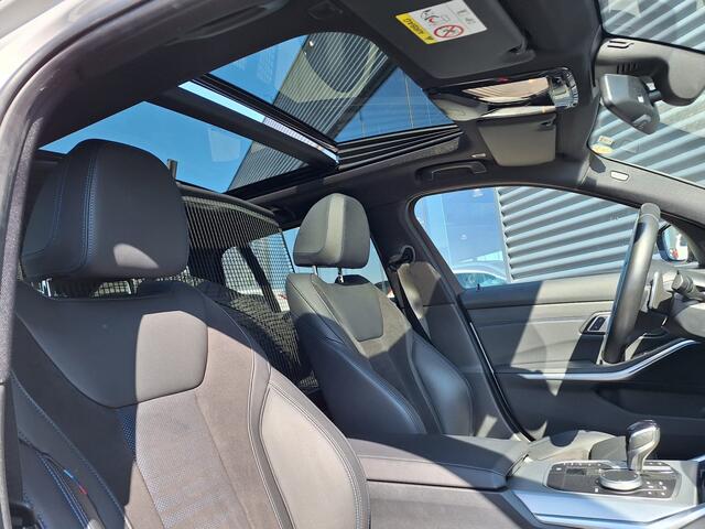 BMW 3-SERIE Touring 330e M Sport Plug In Hybrid PHEV | Panodak | Adaptive Cruise | Trekhaak af Fabriek | Head Up | Harman Kardon | Spraakbediening | Carplay | Sportstoelen |