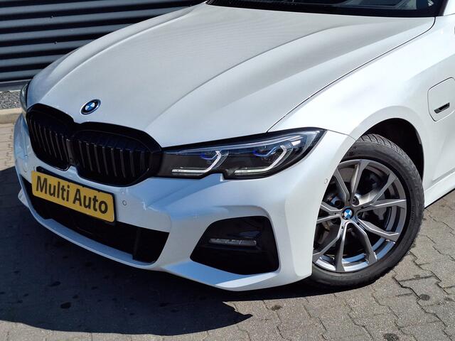 BMW 3-SERIE Touring 330e M Sport Plug In Hybrid PHEV | Panodak | Adaptive Cruise | Trekhaak af Fabriek | Head Up | Harman Kardon | Spraakbediening | Carplay | Sportstoelen |