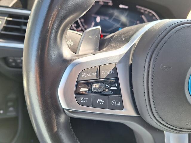 BMW 3-SERIE Touring 330e M Sport Plug In Hybrid PHEV | Panodak | Adaptive Cruise | Trekhaak af Fabriek | Head Up | Harman Kardon | Spraakbediening | Carplay | Sportstoelen |