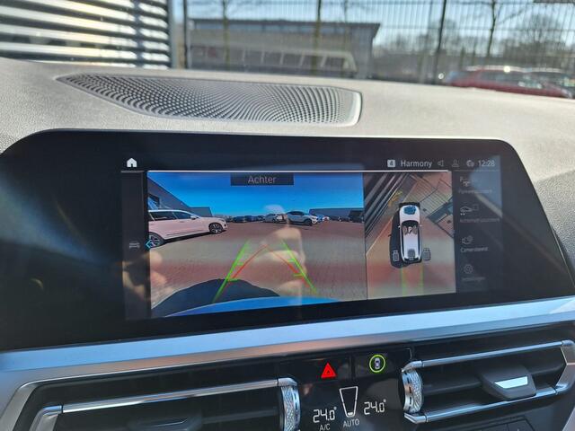 BMW 3-SERIE Touring 330e M Sport Plug In Hybrid PHEV | Panodak | Adaptive Cruise | Trekhaak af Fabriek | Head Up | Harman Kardon | Spraakbediening | Carplay | Sportstoelen |