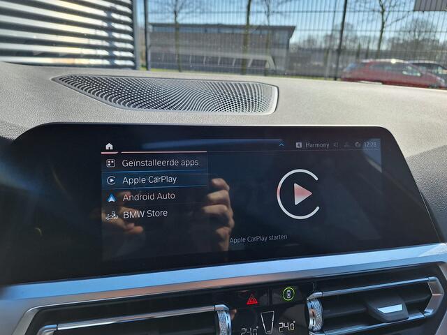 BMW 3-SERIE Touring 330e M Sport Plug In Hybrid PHEV | Panodak | Adaptive Cruise | Trekhaak af Fabriek | Head Up | Harman Kardon | Spraakbediening | Carplay | Sportstoelen |
