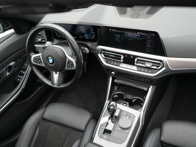 BMW 3-SERIE Touring 330e M Sport Plug In Hybrid PHEV | Panodak | Adaptive Cruise | Trekhaak af Fabriek | Head Up | Spraakbediening | Carplay | Electrische Sportstoelen met Memory |