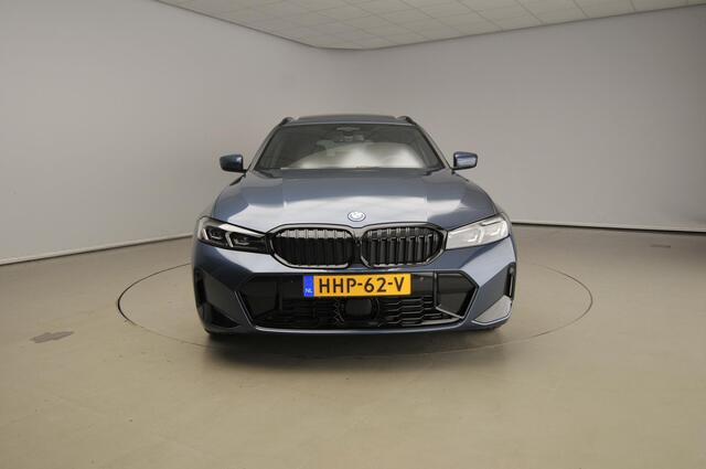 BMW 3-SERIE Touring 330e M-Sportpakket Pro / Trekhaak / Panoramadak / Harman-Kardon / Electrische stoelen / Adaptief onderstel / Alu wielen 19 inch