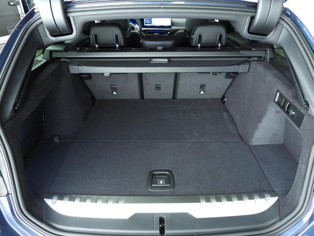 BMW 3-SERIE Touring 330e M-Sportpakket Pro / Trekhaak / Panoramadak / Harman-Kardon / Electrische stoelen / Adaptief onderstel / Alu wielen 19 inch