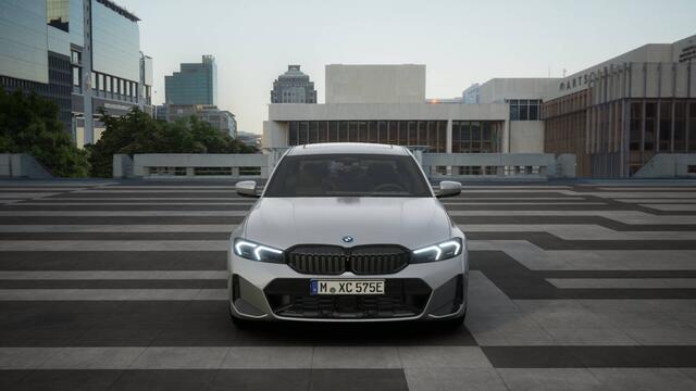 BMW 3-SERIE 330e High Executive M Sport Automaat / Schuif-kanteldak / Sportstoelen / Adaptieve LED / Comfort Access / Parking Assistant Plus / Stuurverwarming