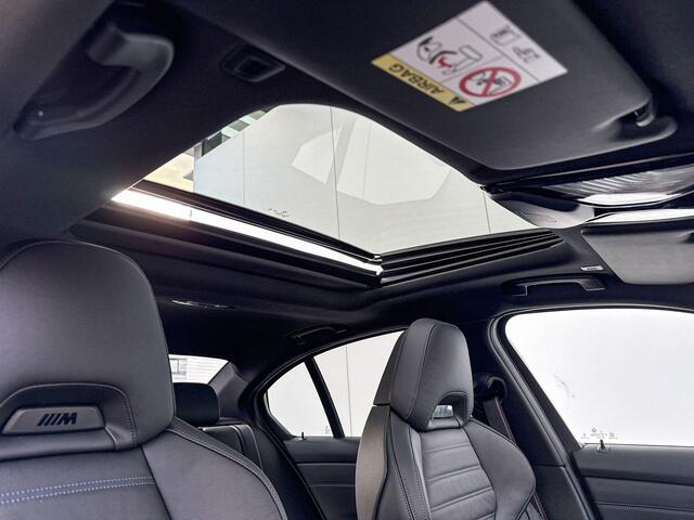 BMW 3-SERIE Sedan 330e M-Sport Pro / Harman Kardon Audio / Comfort Acces / Head Up Display / M-Sport Stoelen / Driving Assistant Professional / 19 inch / Schuif- Kantel Dak
