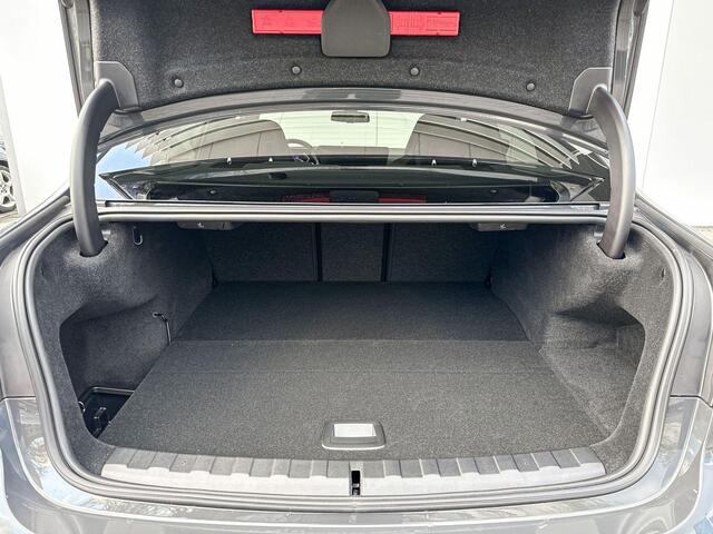 BMW 3-SERIE Sedan 330e M-Sport Pro / Harman Kardon Audio / Comfort Acces / Head Up Display / M-Sport Stoelen / Driving Assistant Professional / 19 inch / Schuif- Kantel Dak