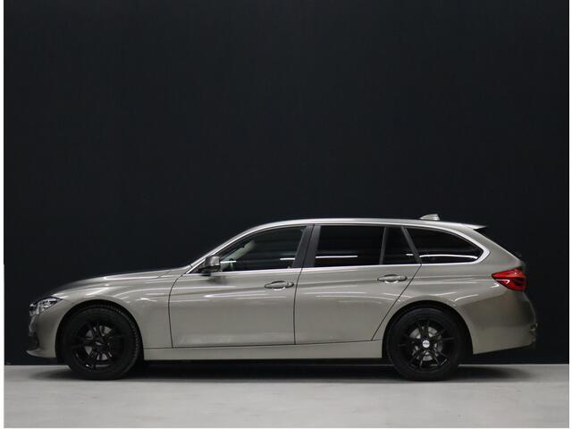 BMW 3-SERIE Touring 318i High Executive [APPLE CARPLAY, CRUISE CONTROL, PDC V+A, STOELVERWARMING, ELEK.. ACHTERKLEP, VOL LEDER, NAVIGATIE, NIEUWSTAAT]