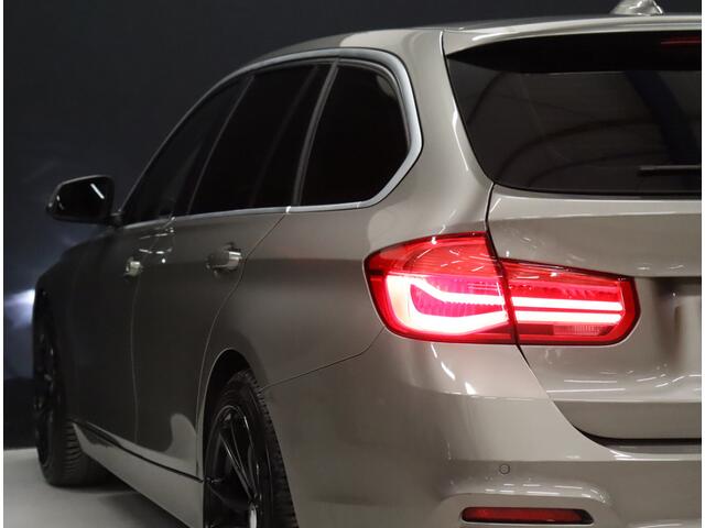 BMW 3-SERIE Touring 318i High Executive [APPLE CARPLAY, CRUISE CONTROL, PDC V+A, STOELVERWARMING, ELEK.. ACHTERKLEP, VOL LEDER, NAVIGATIE, NIEUWSTAAT]