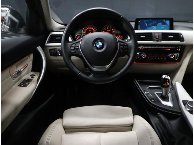 BMW 3-SERIE Touring 318i High Executive [APPLE CARPLAY, CRUISE CONTROL, PDC V+A, STOELVERWARMING, ELEK.. ACHTERKLEP, VOL LEDER, NAVIGATIE, NIEUWSTAAT]
