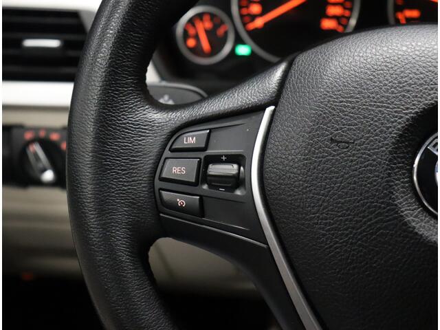 BMW 3-SERIE Touring 318i High Executive [APPLE CARPLAY, CRUISE CONTROL, PDC V+A, STOELVERWARMING, ELEK.. ACHTERKLEP, VOL LEDER, NAVIGATIE, NIEUWSTAAT]