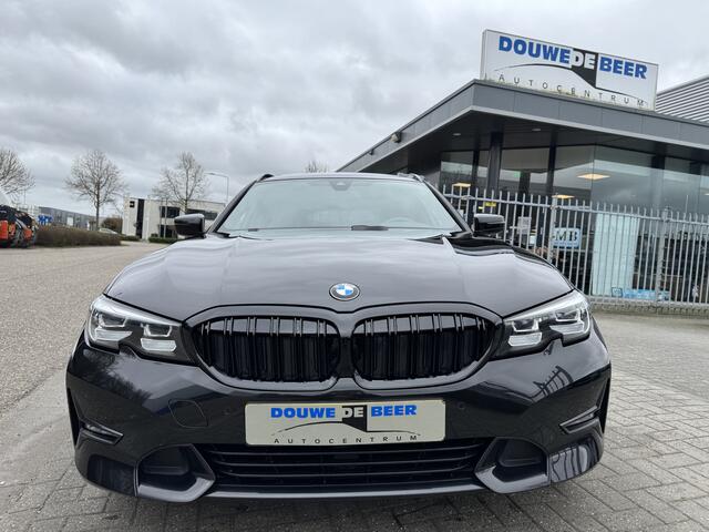 BMW 3-SERIE Touring 330e xDrive Sportline Pano-Dak | Trekhaak | Harman Kardon | Stuur en Stoelverw. |