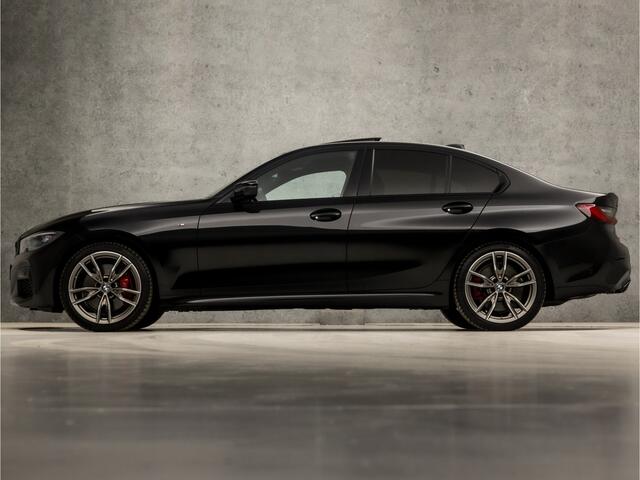 BMW 3-SERIE M340i xDrive High Executive 374Pk Automaat (SCHUIFDAK, APPLE CARPLAY, LASER LED, HEAD-UP DISPLAY, HARMAN/KARDON, CARBON INLEG, SFEERVERLICHTING, LEDER, KEYLESS, NIEUWE APK, NIEUWSTAAT)