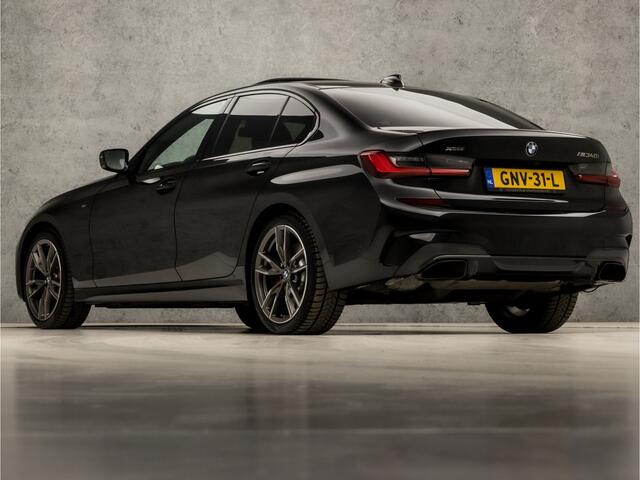BMW 3-SERIE M340i xDrive High Executive 374Pk Automaat (SCHUIFDAK, APPLE CARPLAY, LASER LED, HEAD-UP DISPLAY, HARMAN/KARDON, CARBON INLEG, SFEERVERLICHTING, LEDER, KEYLESS, NIEUWE APK, NIEUWSTAAT)