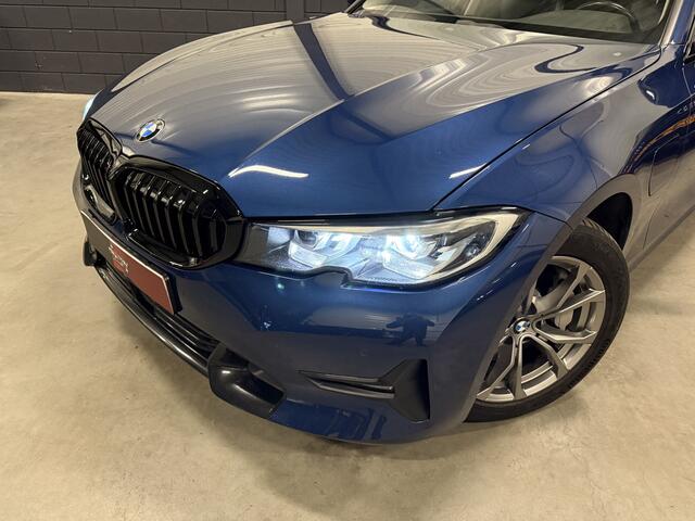 BMW 3-SERIE Touring 330e High Exe PANO/HARMAN&KARDON/ACC/CAMERA/LEER-SPORT/KEYLESS/STANDKACHEL/SHADOW-LINE/ELECTR.TREKHAAK/PHYTONIC-BLAU METALLIC/RECENT OH BEURT GEHAD BIJ BMW DEALER