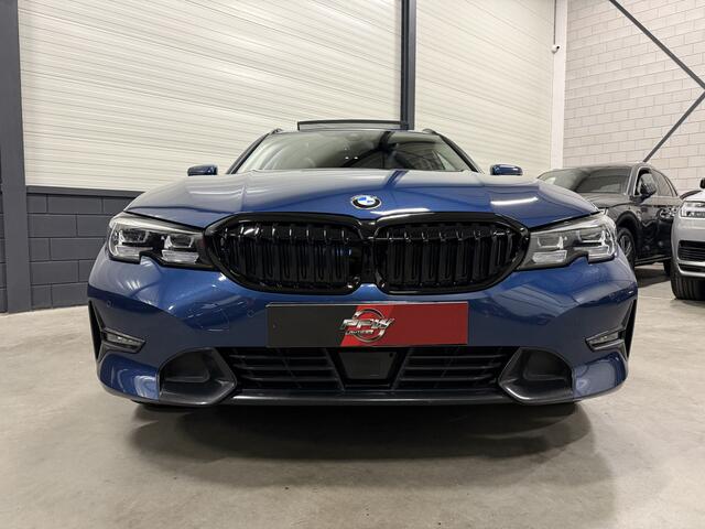 BMW 3-SERIE Touring 330e High Exe PANO/HARMAN&KARDON/ACC/CAMERA/LEER-SPORT/KEYLESS/STANDKACHEL/SHADOW-LINE/ELECTR.TREKHAAK/PHYTONIC-BLAU METALLIC/RECENT OH BEURT GEHAD BIJ BMW DEALER