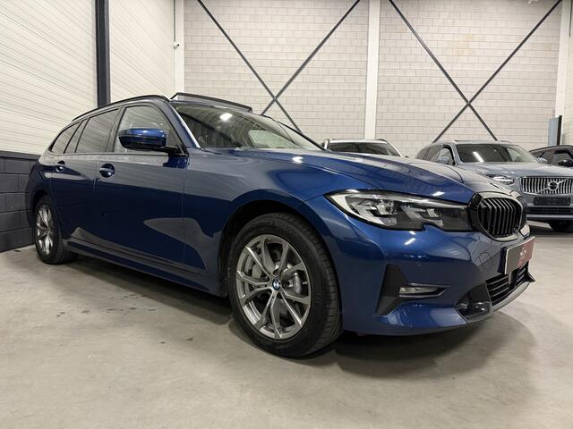 BMW 3-SERIE Touring 330e High Exe PANO/HARMAN&KARDON/ACC/CAMERA/LEER-SPORT/KEYLESS/STANDKACHEL/SHADOW-LINE/ELECTR.TREKHAAK/PHYTONIC-BLAU METALLIC/RECENT OH BEURT GEHAD BIJ BMW DEALER