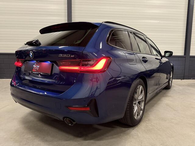 BMW 3-SERIE Touring 330e High Exe PANO/HARMAN&KARDON/ACC/CAMERA/LEER-SPORT/KEYLESS/STANDKACHEL/SHADOW-LINE/ELECTR.TREKHAAK/PHYTONIC-BLAU METALLIC/RECENT OH BEURT GEHAD BIJ BMW DEALER