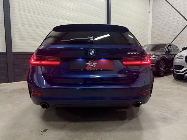 BMW 3-SERIE Touring 330e High Exe PANO/HARMAN&KARDON/ACC/CAMERA/LEER-SPORT/KEYLESS/STANDKACHEL/SHADOW-LINE/ELECTR.TREKHAAK/PHYTONIC-BLAU METALLIC/RECENT OH BEURT GEHAD BIJ BMW DEALER