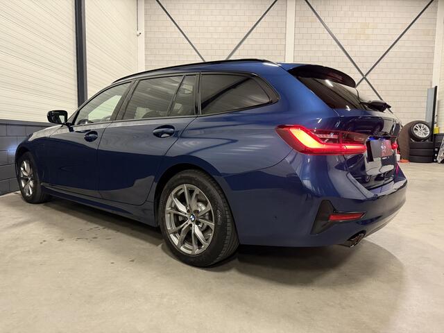 BMW 3-SERIE Touring 330e High Exe PANO/HARMAN&KARDON/ACC/CAMERA/LEER-SPORT/KEYLESS/STANDKACHEL/SHADOW-LINE/ELECTR.TREKHAAK/PHYTONIC-BLAU METALLIC/RECENT OH BEURT GEHAD BIJ BMW DEALER