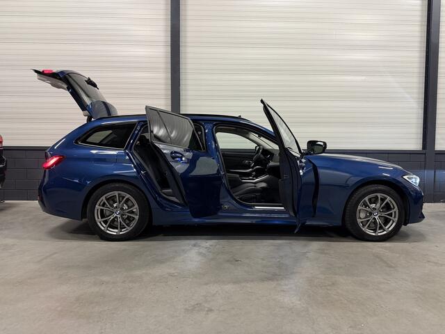 BMW 3-SERIE Touring 330e High Exe PANO/HARMAN&KARDON/ACC/CAMERA/LEER-SPORT/KEYLESS/STANDKACHEL/SHADOW-LINE/ELECTR.TREKHAAK/PHYTONIC-BLAU METALLIC/RECENT OH BEURT GEHAD BIJ BMW DEALER