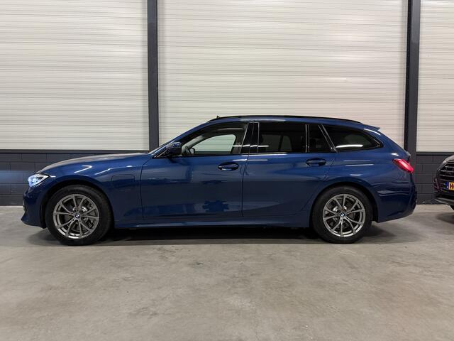 BMW 3-SERIE Touring 330e High Exe PANO/HARMAN&KARDON/ACC/CAMERA/LEER-SPORT/KEYLESS/STANDKACHEL/SHADOW-LINE/ELECTR.TREKHAAK/PHYTONIC-BLAU METALLIC/RECENT OH BEURT GEHAD BIJ BMW DEALER