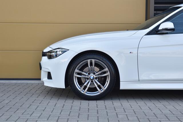 BMW 3-SERIE 320i Executive * M Sportpakket * HIFI * Leder * LED * Navigatie Professional *
