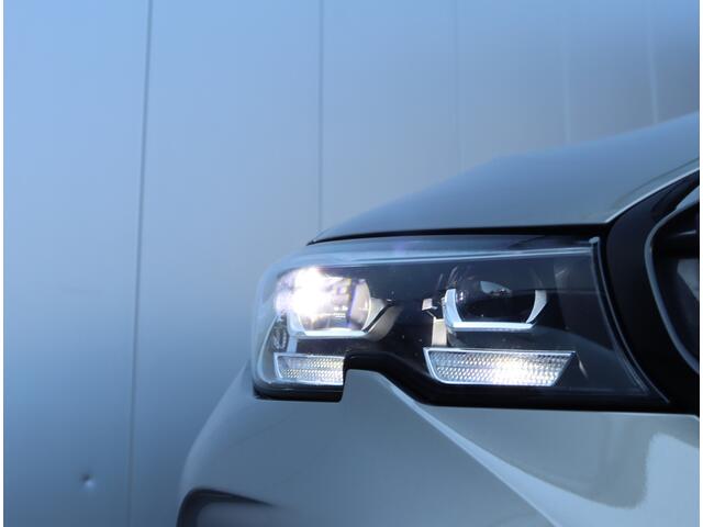 BMW 3-SERIE Touring 330e M-sport | Harman / Kardon | Parkeercamera | LED