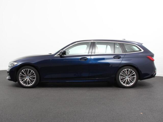 BMW 3-SERIE Touring 318i High Executive Edition Leder Navigatie Apple Carplay/Android Auto Camera Parkeersensoren Virtual Cockpit Stoelverwarming Cruise Control Ledverlichting Getinte ramen Climate Control