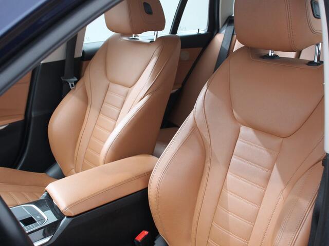 BMW 3-SERIE Touring 318i High Executive Edition Leder Navigatie Apple Carplay/Android Auto Camera Parkeersensoren Virtual Cockpit Stoelverwarming Cruise Control Ledverlichting Getinte ramen Climate Control