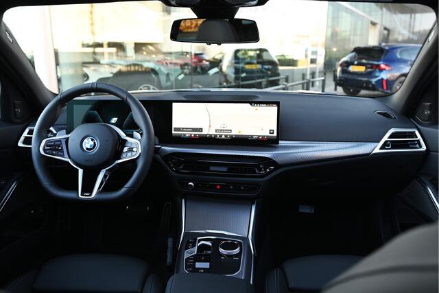 BMW 3-SERIE Touring 330e M Sport Automaat / Trekhaak / Panoramadak / Harman Kardon / Adaptive Cruise / Comfort Access / 19" LM-velgen