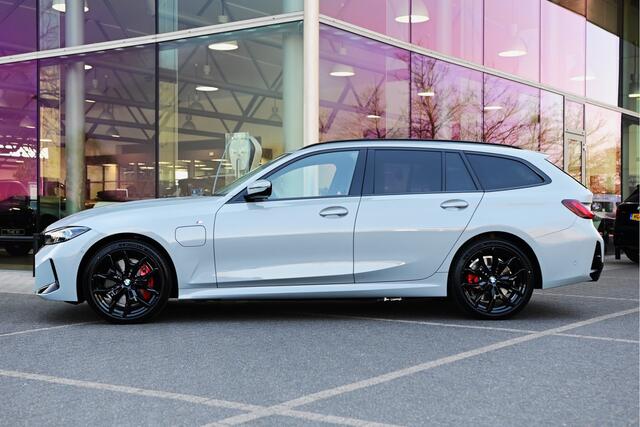 BMW 3-SERIE Touring 330e M Sport Automaat / Trekhaak / Panoramadak / Harman Kardon / Adaptive Cruise / Comfort Access / 19" LM-velgen