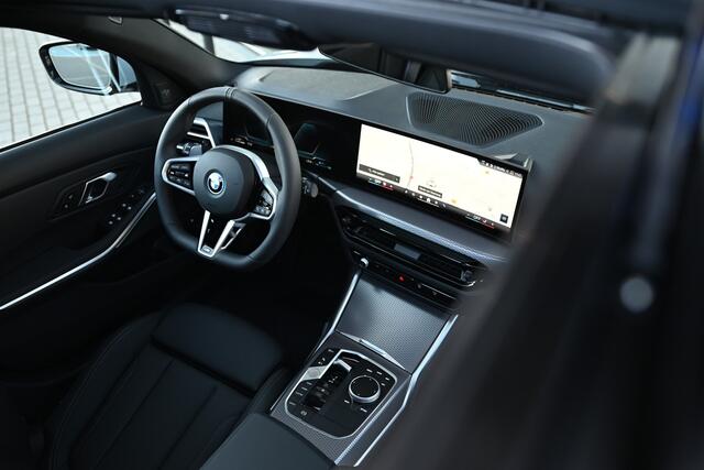 BMW 3-SERIE Touring 330e M Sport Automaat / Trekhaak / Panoramadak / Harman Kardon / Adaptive Cruise / Comfort Access / 19" LM-velgen