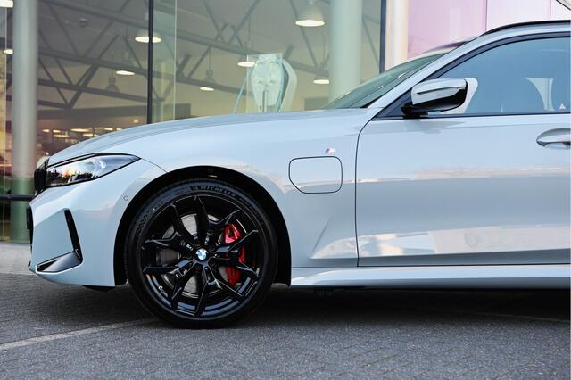 BMW 3-SERIE Touring 330e M Sport Automaat / Trekhaak / Panoramadak / Harman Kardon / Adaptive Cruise / Comfort Access / 19" LM-velgen