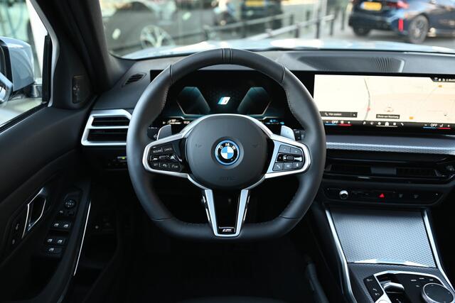 BMW 3-SERIE Touring 330e M Sport Automaat / Trekhaak / Panoramadak / Harman Kardon / Adaptive Cruise / Comfort Access / 19" LM-velgen