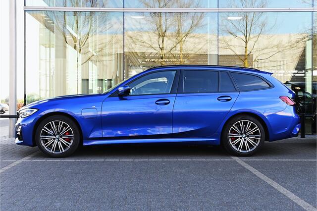 BMW 3-SERIE Touring 330e High Executive M Sport Automaat / Panoramadak / Trekhaak / Sportstoelen / LED / Parking Assistant / Live Cockpit Professional / Stoelverwarming