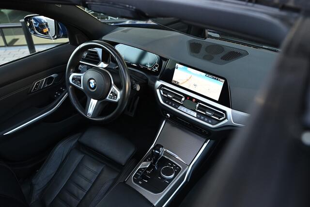 BMW 3-SERIE Touring 330e High Executive M Sport Automaat / Panoramadak / Trekhaak / Sportstoelen / LED / Parking Assistant / Live Cockpit Professional / Stoelverwarming