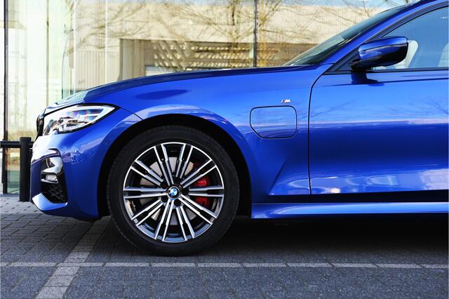BMW 3-SERIE Touring 330e High Executive M Sport Automaat / Panoramadak / Trekhaak / Sportstoelen / LED / Parking Assistant / Live Cockpit Professional / Stoelverwarming