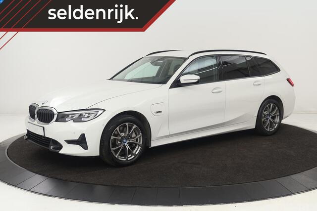 BMW 3-SERIE 330e Sport Line | Stoelverwarming | Carplay | Sportstoelen | Live Cockpit | Sfeerverlichting | PDC | Half leder | Navigatie | Full LED