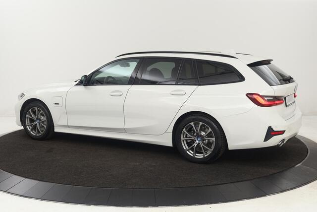 BMW 3-SERIE 330e Sport Line | Stoelverwarming | Carplay | Sportstoelen | Live Cockpit | Sfeerverlichting | PDC | Half leder | Navigatie | Full LED
