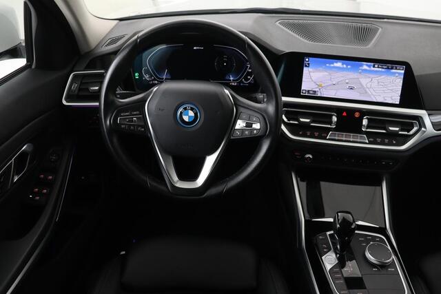 BMW 3-SERIE 330e Sport Line | Stoelverwarming | Carplay | Sportstoelen | Live Cockpit | Sfeerverlichting | PDC | Half leder | Navigatie | Full LED