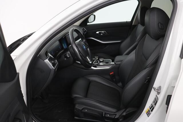 BMW 3-SERIE 330e Sport Line | Stoelverwarming | Carplay | Sportstoelen | Live Cockpit | Sfeerverlichting | PDC | Half leder | Navigatie | Full LED
