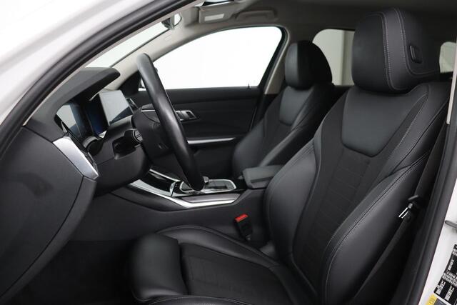 BMW 3-SERIE 330e Sport Line | Stoelverwarming | Carplay | Sportstoelen | Live Cockpit | Sfeerverlichting | PDC | Half leder | Navigatie | Full LED