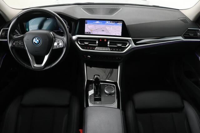 BMW 3-SERIE 330e Sport Line | Stoelverwarming | Carplay | Sportstoelen | Live Cockpit | Sfeerverlichting | PDC | Half leder | Navigatie | Full LED