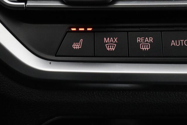 BMW 3-SERIE 330e Sport Line | Stoelverwarming | Carplay | Sportstoelen | Live Cockpit | Sfeerverlichting | PDC | Half leder | Navigatie | Full LED